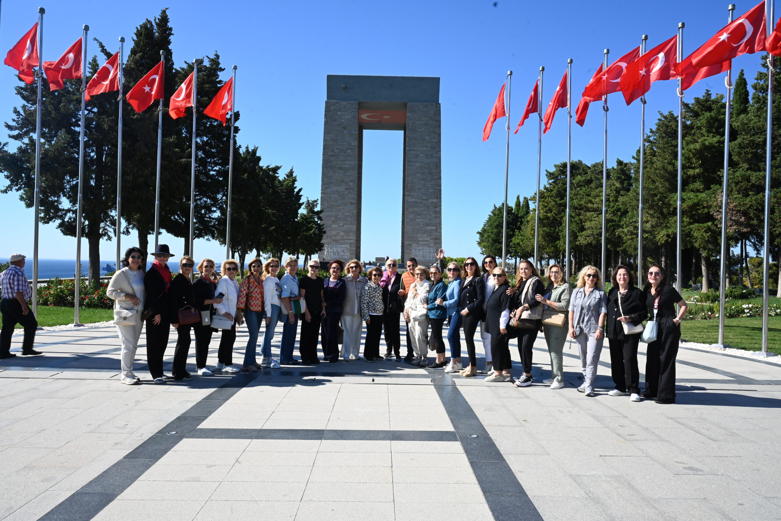 İŞ VE CEMİYET DÜNYASININ ÖNDE GELEN İSİMLERİYLE ÇANAKKALE TARİHİ ALANA ZİYARET