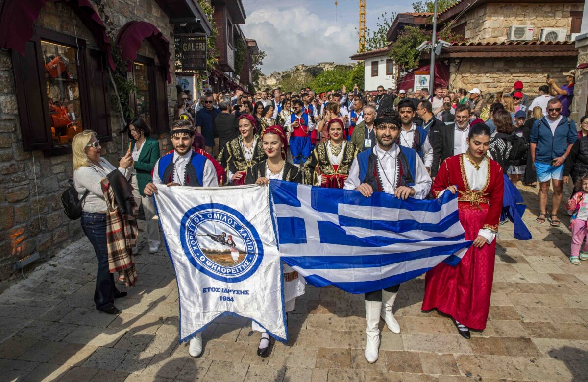 KÜLTÜR, LEZZET VE DOSTLUK APOLLON’UN GÖLGESİNDE BULUŞTU  GİRİT LEZZETLERİYLE SİDE’DE BİR TAT YOLCULUĞU BAŞLADI  MANAVGAT, GİRİT MUTFAĞIYLA DÜNYA LEZZET SAHNESİNDE  GİRİT’TEN SİDE’YE KÜLTÜR VE LEZZET ŞÖLENİ COŞKULU BAŞLADI